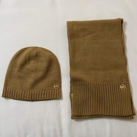 Womens Michael Kors Scarf and Hat Set - Picture 1 of 3